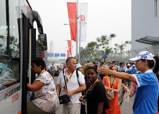图文-第29届奥运会即将开幕 志愿者引导观众安检