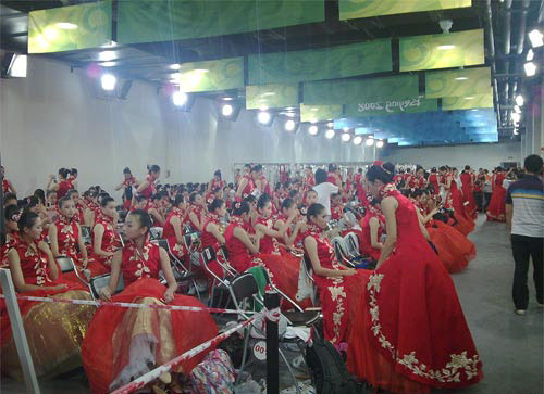图文-开幕式举中国牌子的美丽女孩 后台休息中