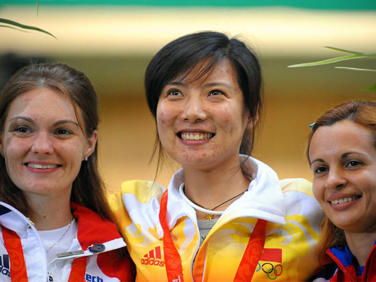 图文-奥运赛场的最美笑容 杜丽重压下夺金