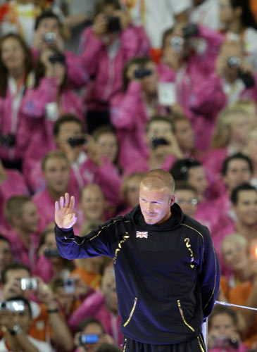图文-2008北京奥运会闭幕式 贝克汉姆与观众呼应