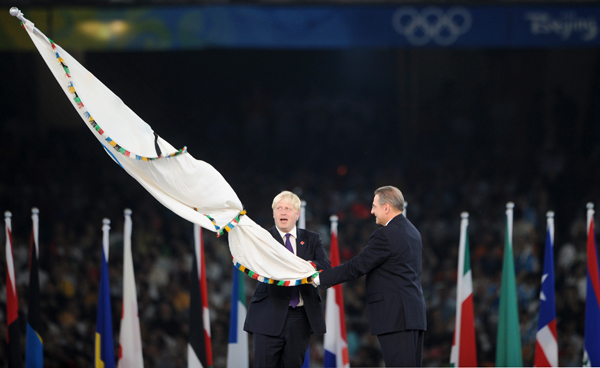 图文-北京奥运会闭幕式 罗格向约翰逊交接会旗