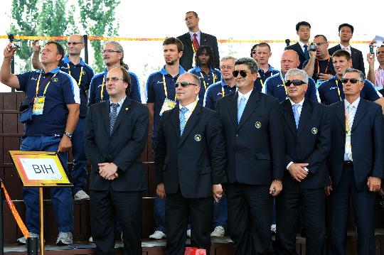 图文-波黑奥运代表团举行升旗仪式 集体注目升旗
