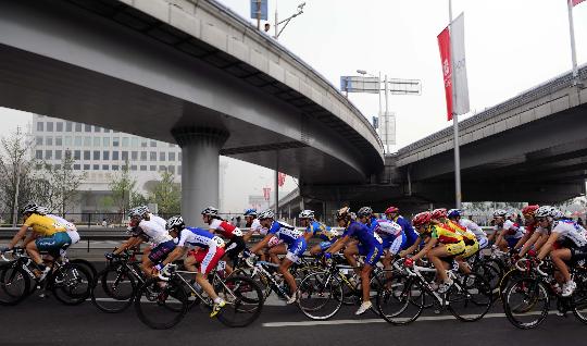 图文-公路自行车女子大组赛举行 选手们奋力骑行