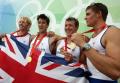 图文-[奥运]赛艇男子四人单桨 英国小伙展示金牌