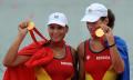 图文-[奥运]女子双人单桨 罗马尼亚姑娘展示金牌