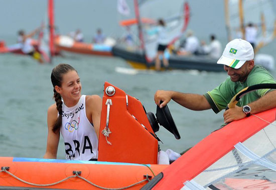 图文-奥运帆船帆板精彩回顾  巴西选手和教练聊天