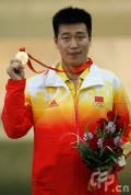 图文-男子10米气手枪决赛 庞伟手握鲜花展示金牌