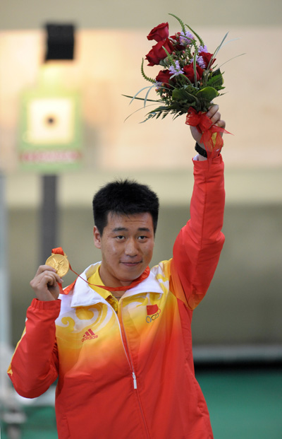 图文-男子10米气手枪决赛 庞伟为中国队赢得第二金