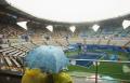 图文：网球比赛首日遇小雨--看道上的雨伞