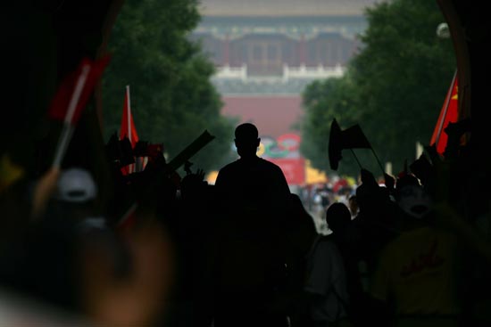 图文-奥运圣火北京首日传递 逆光下的巨人身影