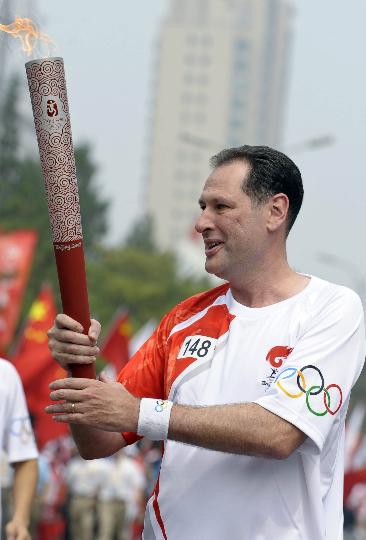 图文-奥运圣火在北京传递第2日 保罗-塔弗接过火炬