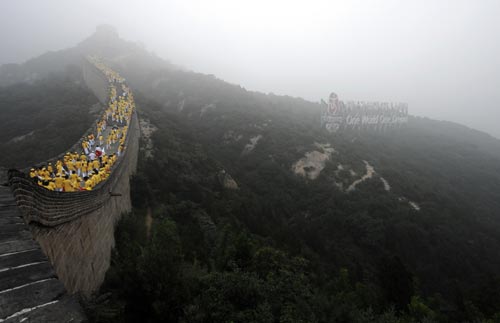 图文-奥运圣火北京次日传递 同一个世界同一个梦想