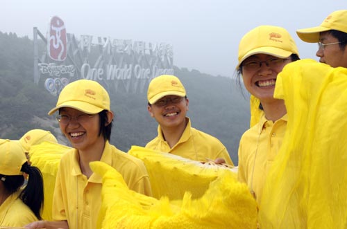 图文-奥运圣火北京次日传递 是什么让他们如此开心？