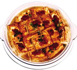 惠州美食：东江酿豆腐客家一绝 金黄香韧味道足