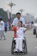 图文-奥运圣火在北京进行首日传递 齐凯利会心微笑