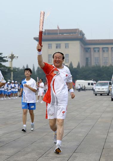 图文-奥运圣火在北京进行首日传递 蒋效愚传递