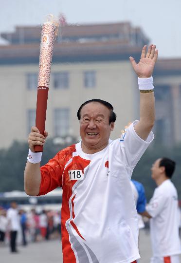 图文-奥运圣火在北京进行首日传递 蒋效愚乐开怀