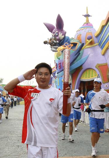 图文-奥运圣火在北京进行首日传递 周袖宗敬个礼
