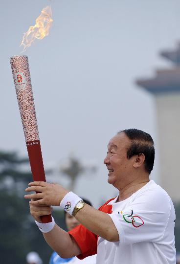 图文-奥运圣火在北京进行首日传递 蒋效愚很激动