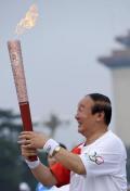 图文-奥运圣火在北京进行首日传递