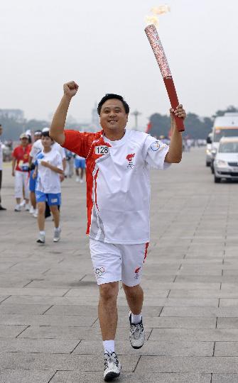 图文-奥运圣火在北京进行首日传递 李颖津挥拳加油