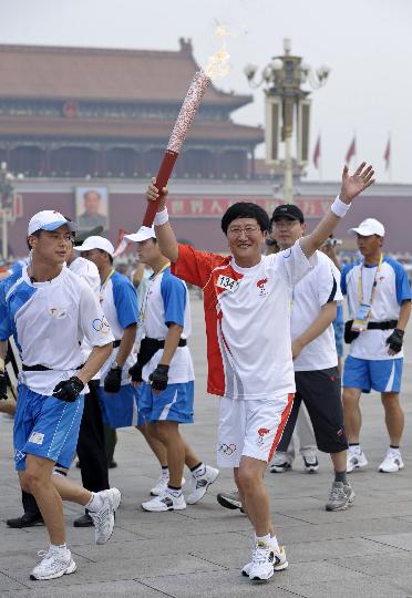 图文-奥运圣火在北京进行首日传递 格勒要飞起来了