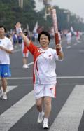 图文-奥运圣火在北京进行首日传递 姜淑清传递