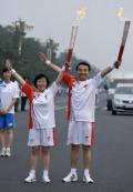 图文-奥运圣火在北京进行首日传递 完美的组合