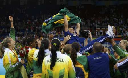 图文-[奥运]女排巴西3-1美国 巴西队抛起主教练