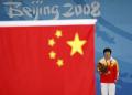 图文-[奥运]女举69公斤级 刘春红看国旗徐徐升起