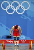 图文-[奥运]女子举重75公斤 曹磊夺金向观众致意