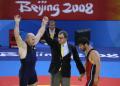 图文-摔跤男子自由式84公斤级 裁判宣布获胜者