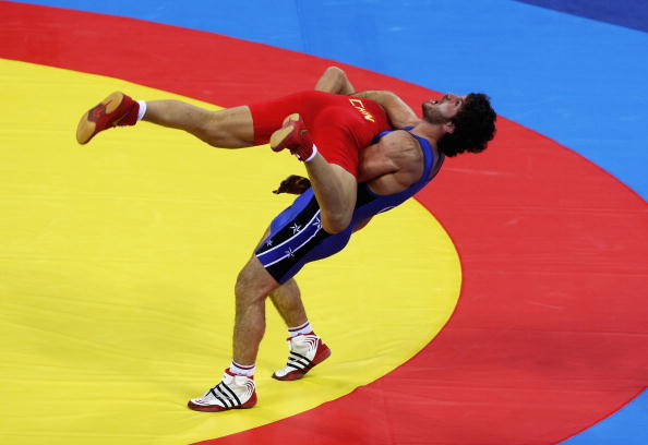 图文-奥运会古典式摔跤回顾 被对手抱起瞬间