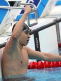 图文-男子200米蛙泳决赛 冠军康介夺冠向观众致意