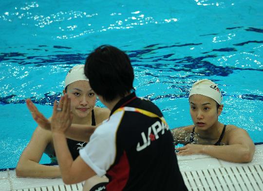 图文-日本花样游泳队进行赛前训练 讲解技术要领