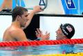 图文-400米混合泳菲尔普斯摘金 两同胞互相庆祝