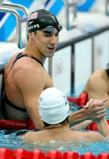 图文-男子200米自由泳美国夺冠 接受朴泰桓的祝贺