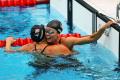 图文-女子100米仰泳决赛 考芙琳与队友拥抱