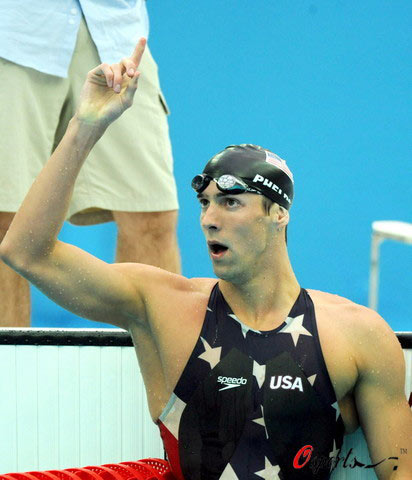图文-男子200米自由泳美国夺冠 菲尔普斯举手示意