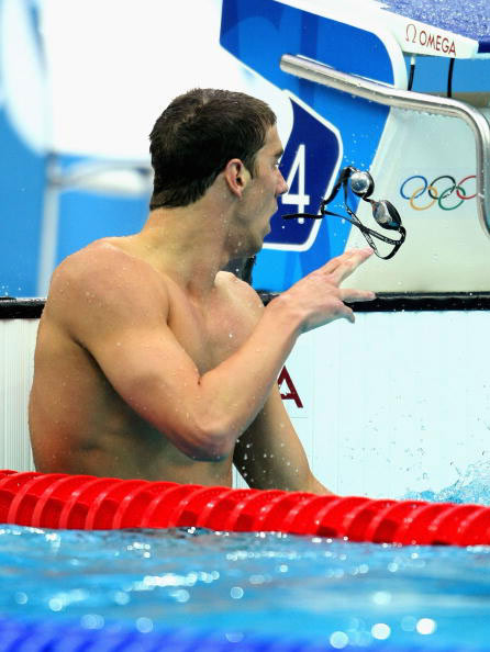 图文-菲尔普斯200米蝶泳夺冠 菲尔普斯扔掉泳镜