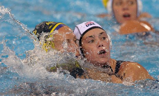 图文-女子水球半决赛美国胜澳大利亚 斯蒂芬斯防守