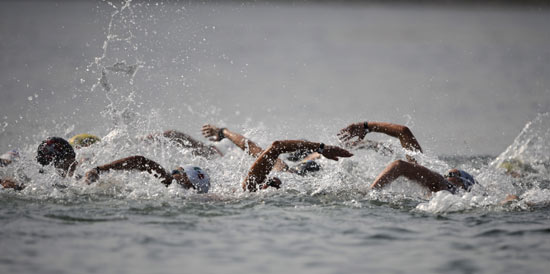 图文-女子10公里公开水域决赛 拼命划水争先恐后