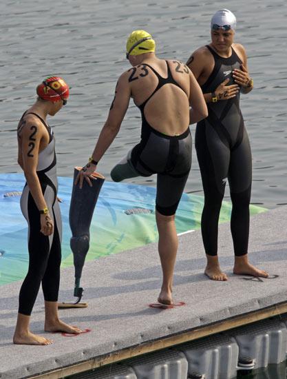 图文-女子10公里公开水域决赛 图伊托引选手关注