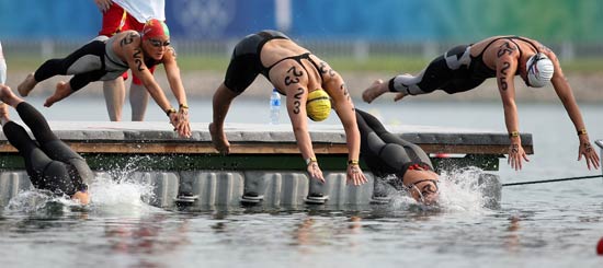 图文-女子10公里公开水域决赛 南非选手入水瞬间