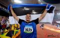图文-男子铁饼爱沙尼亚选手夺冠 举起爱沙尼亚国旗