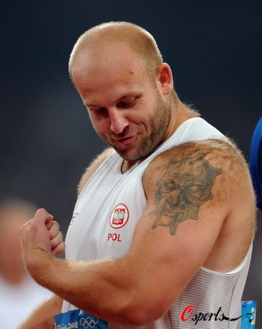 图文-男子铁饼爱沙尼亚选手夺冠 秀秀肌肉和纹身
