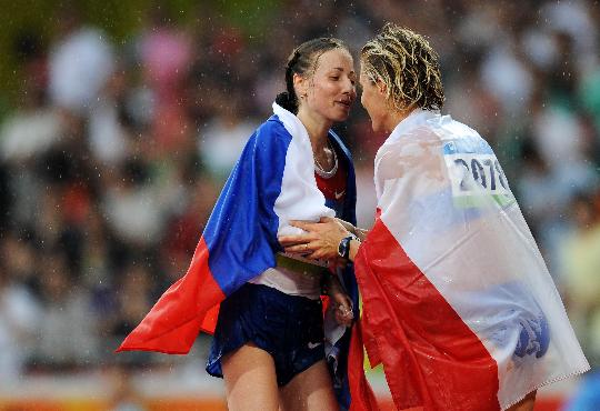图文-田径女子20公里竞走决赛 身披国旗相互祝贺