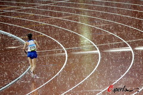 图文-田径女子20公里竞走决赛 湿滑的转弯