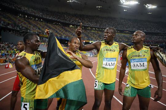 图文-男子4X100米接力牙买加队夺金 国旗在身边