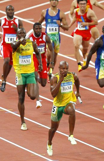图文-男子4X100米接力牙买加队夺金 鲍威尔冲刺